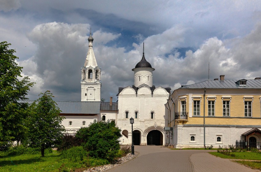 Вологда, Спасо-Прилуцкий монастырь, надвратная церковь