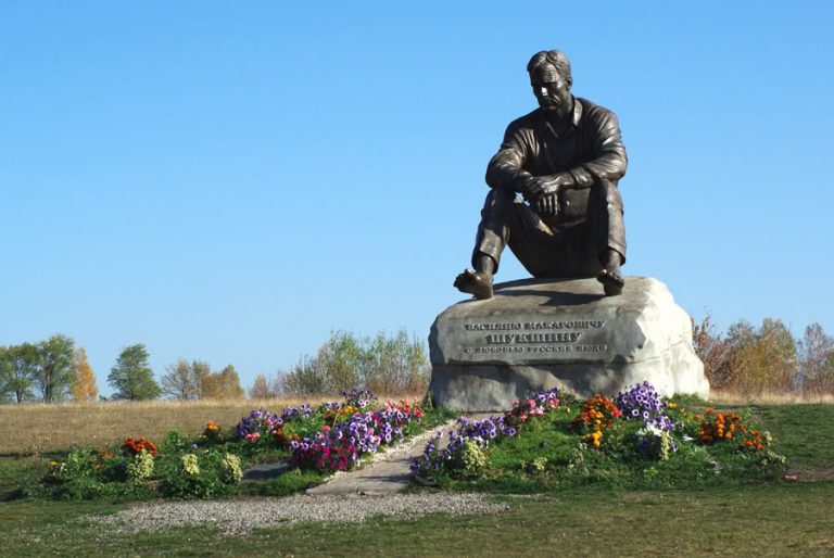 Памятник Василию Шукшину в селе Сростки на горе Пикет